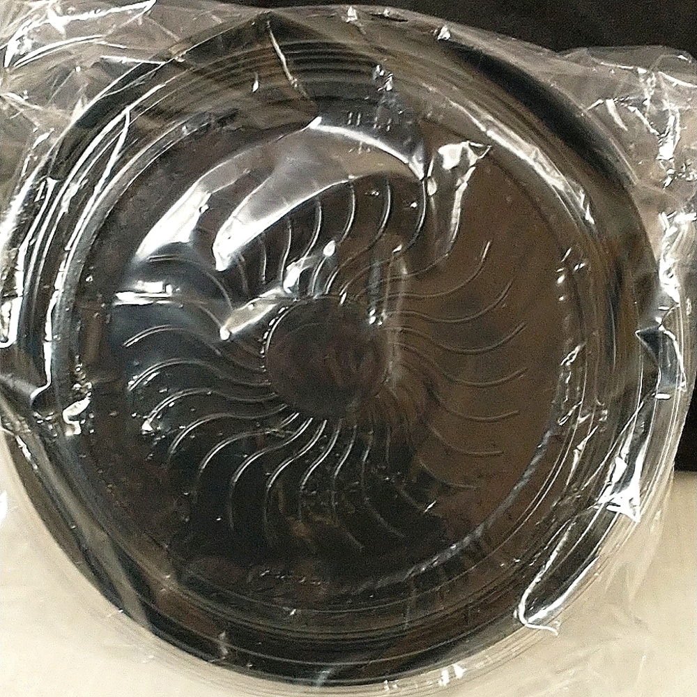 4 fruit platters with lids, 12in, bottoms have a sun pattern, two 2 packs - Picture 3 of 4